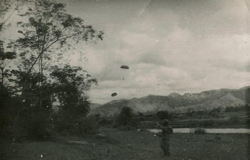 French soldier admires paratroopers near a river during the First Indochina War