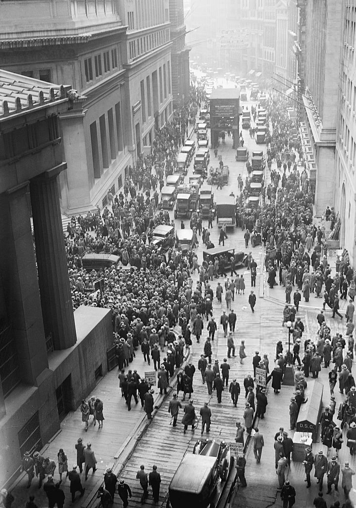 Crowds outside wall street New York Stock Exchange in 1929 (1920s).