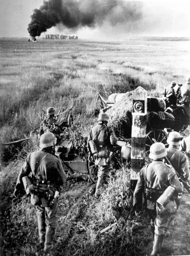 German troops with a 7.5 cm leichtes Infanteriegeschütz 18 cannon crossing the Soviet border during Operation Barbarossa.
