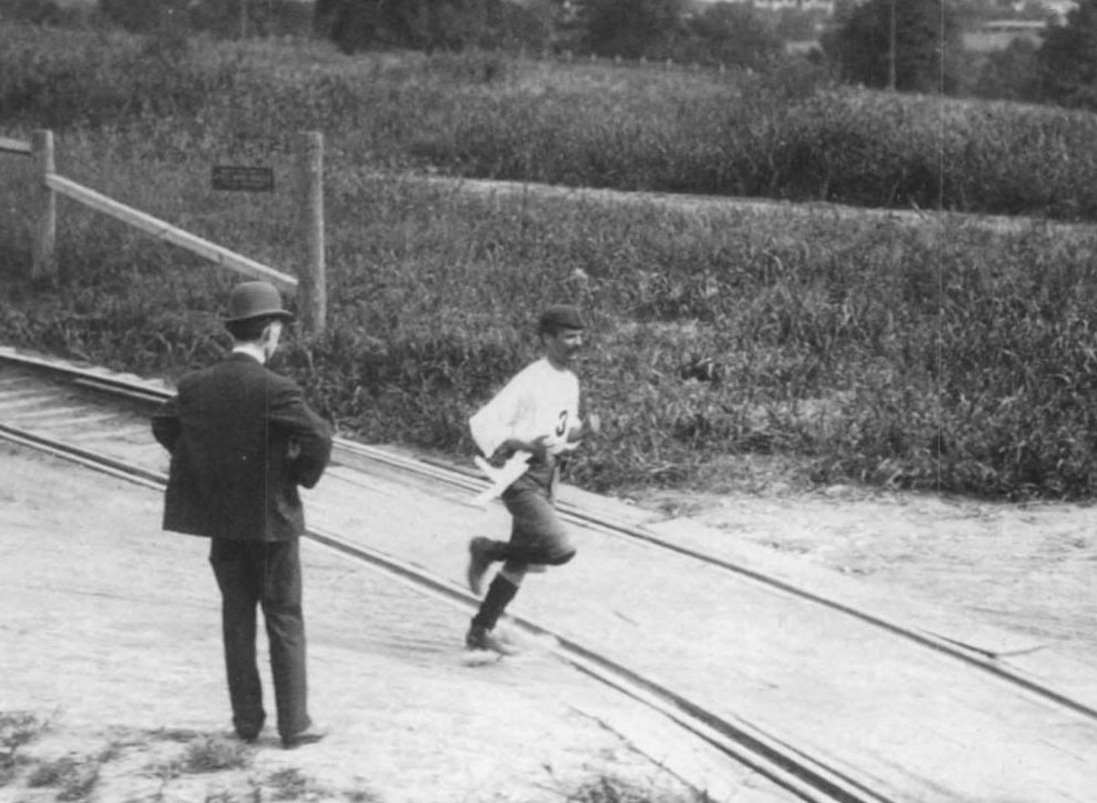 Cuban runner Félix Carvajal running during the marathon in 1904.